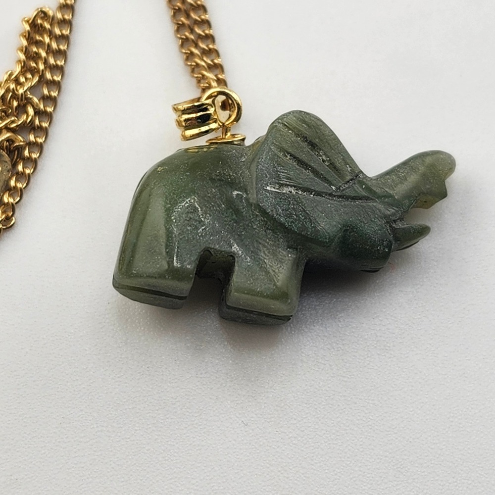 Green Stone Elephant Pendant Necklace Gold Tone Chain‎ Lucky Charm Vintage